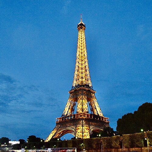 eifel tower lights on
